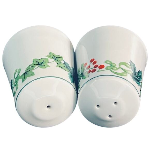 Cardinal Porcelain Holly Berries & Ivy Christmas Salt & Pepper Shakers Vintage - Picture 3 of 4